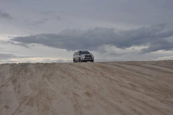 Fiona enfrentando as dunas à caminho de Jericoacoara - CE